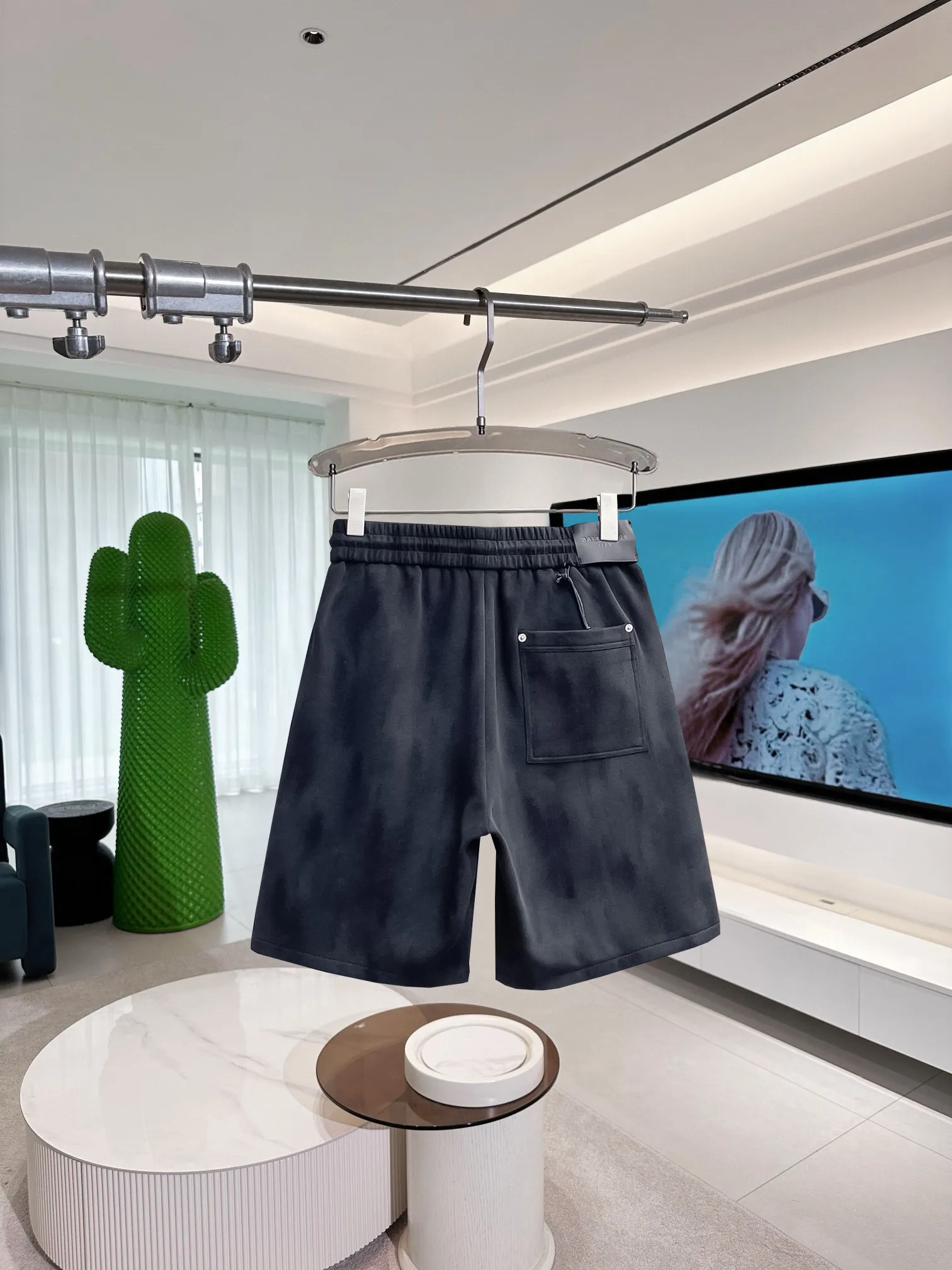 Balenciaga's three-standard complete 2026 summer New Arrival men's casual shorts, advanced custom-made Breathable fabric, Breathable fabric, extremely stretchy and comfortable, impeccable details, top-grade accessories, original logo design concept, delicate and soft feel! The upper body fit is awesome! Size: M-XXXL Please state your height and weight when ordering
